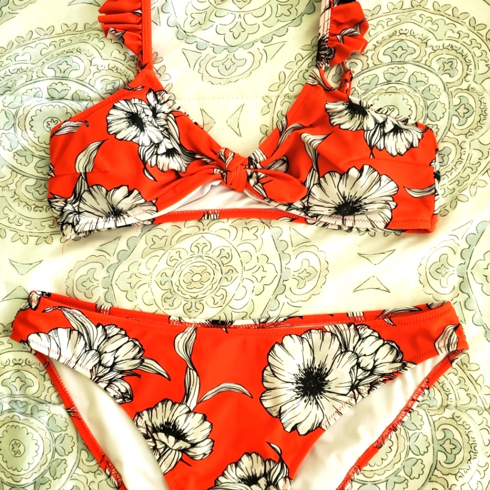 Cupshe swimsuit Med Top and LG bottom